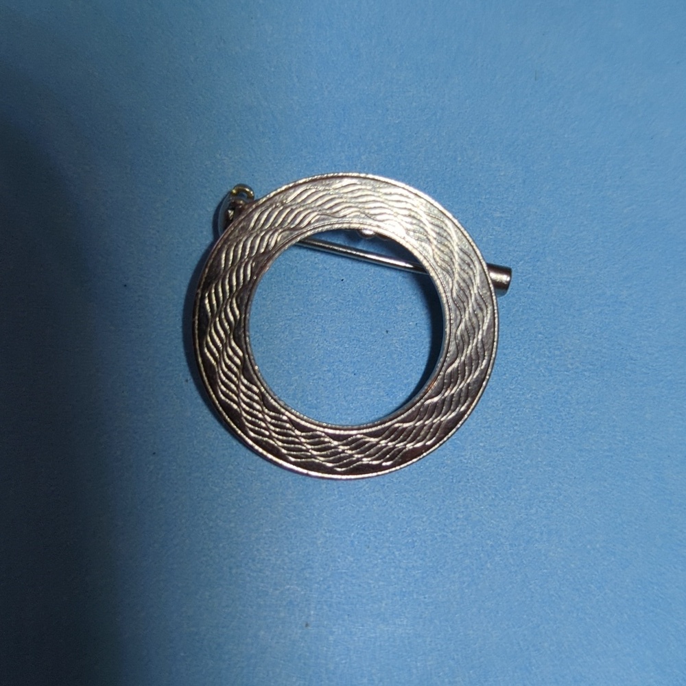 🩶 Silvertone Circular Brooch Pin Preppy Academia Basic minimalist